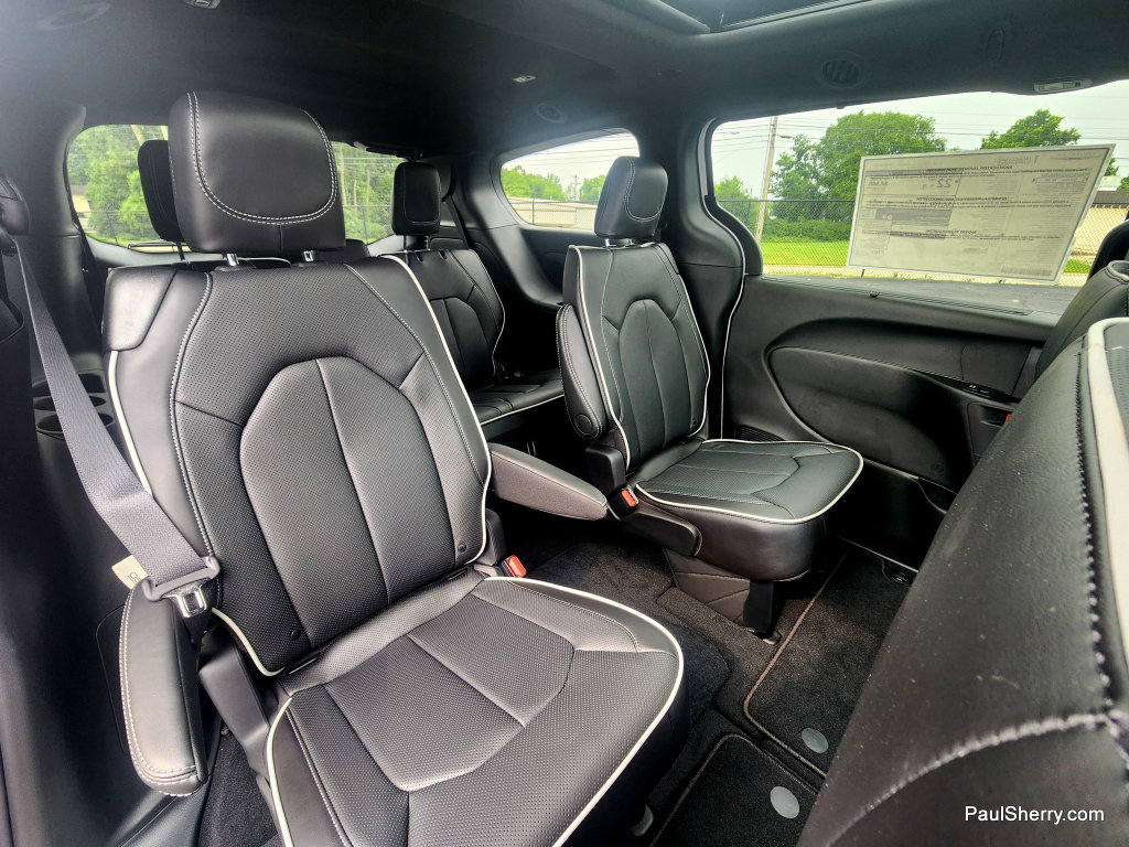 New 2027 Chrysler Pacifica Limited FWD image 6