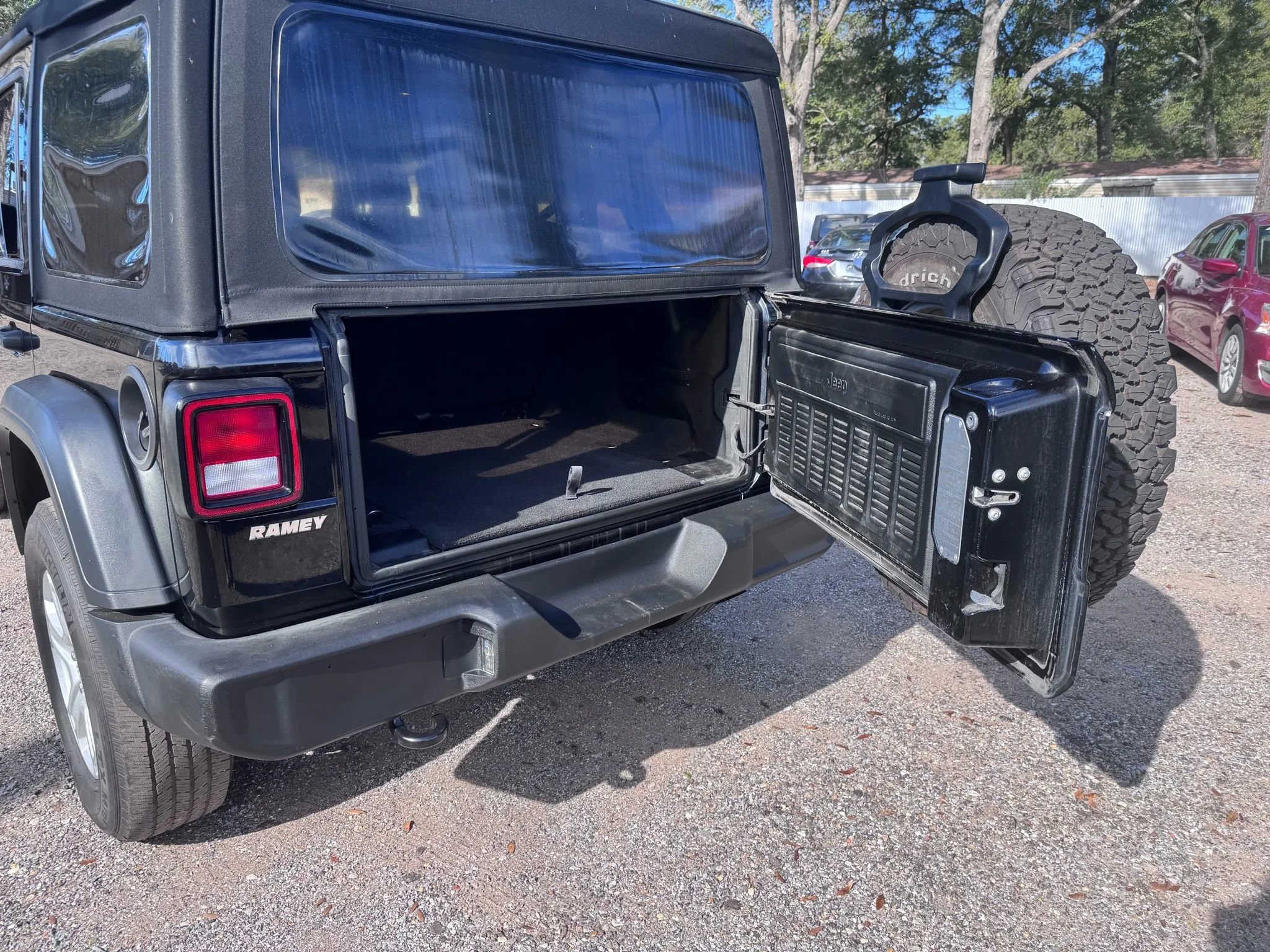 Used 2018 Jeep Wrangler Unlimited Sport S image 8