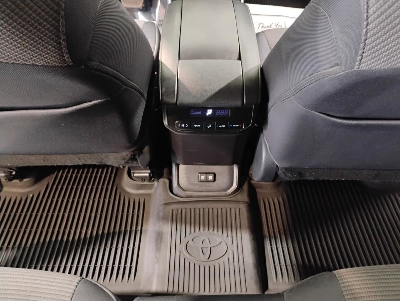 Used 2021 Toyota Highlander L image 45