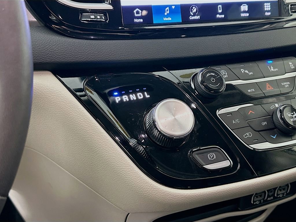 Used 2024 Chrysler Pacifica Touring-L image 25