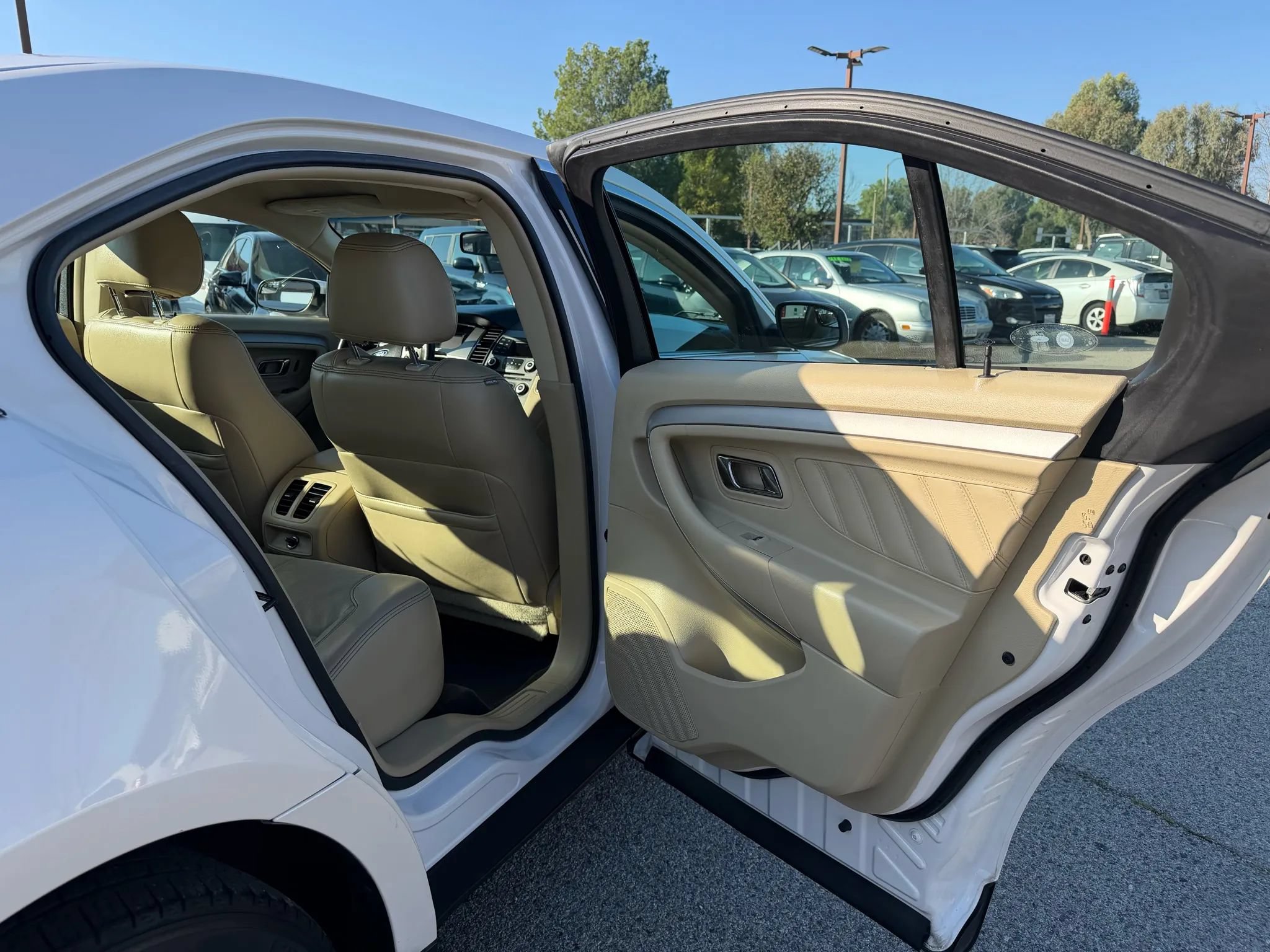 Used 2016 Ford Taurus SEL FWD image 19