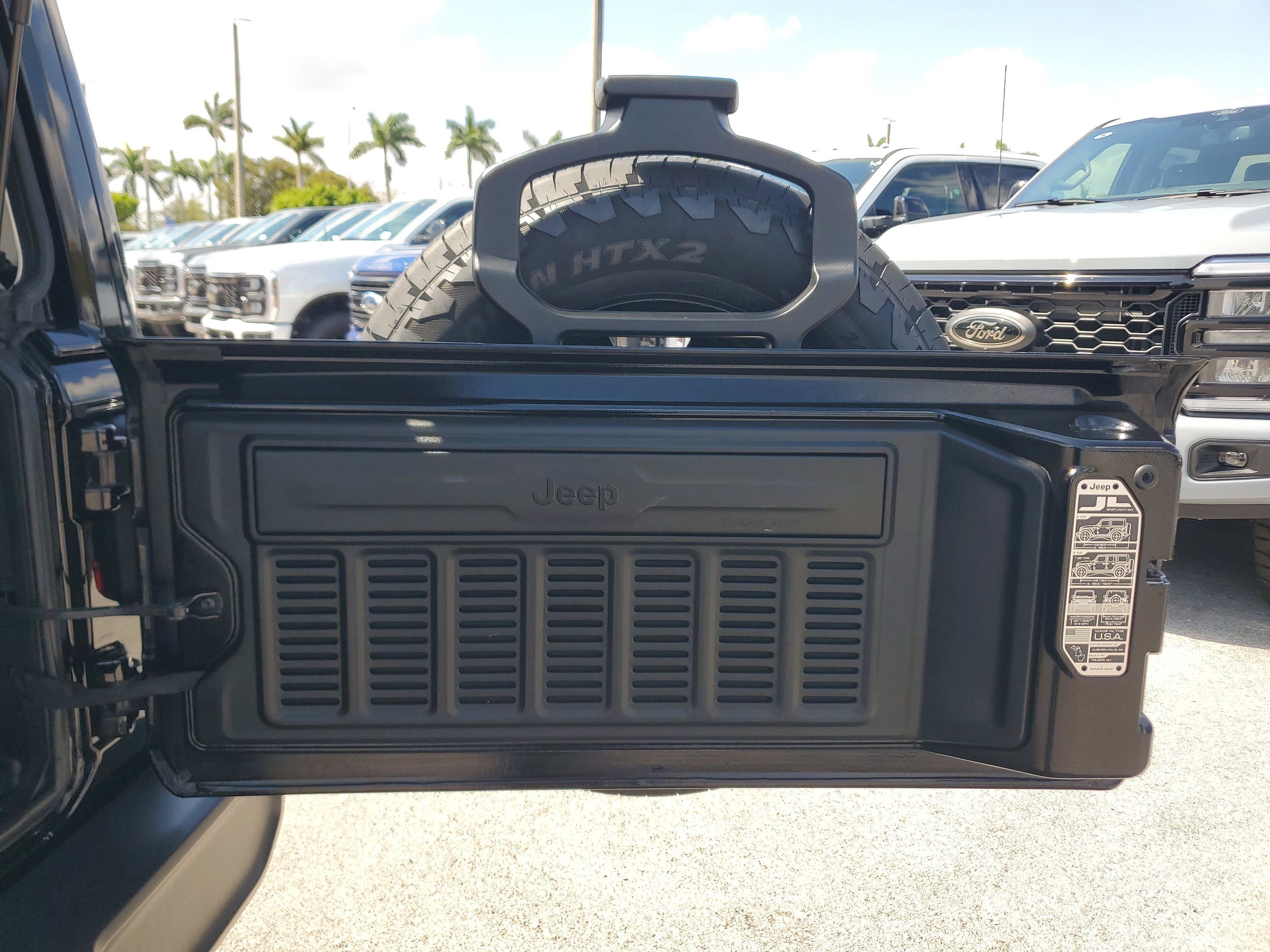 Used 2023 Jeep Wrangler Unlimited Sahara image 16