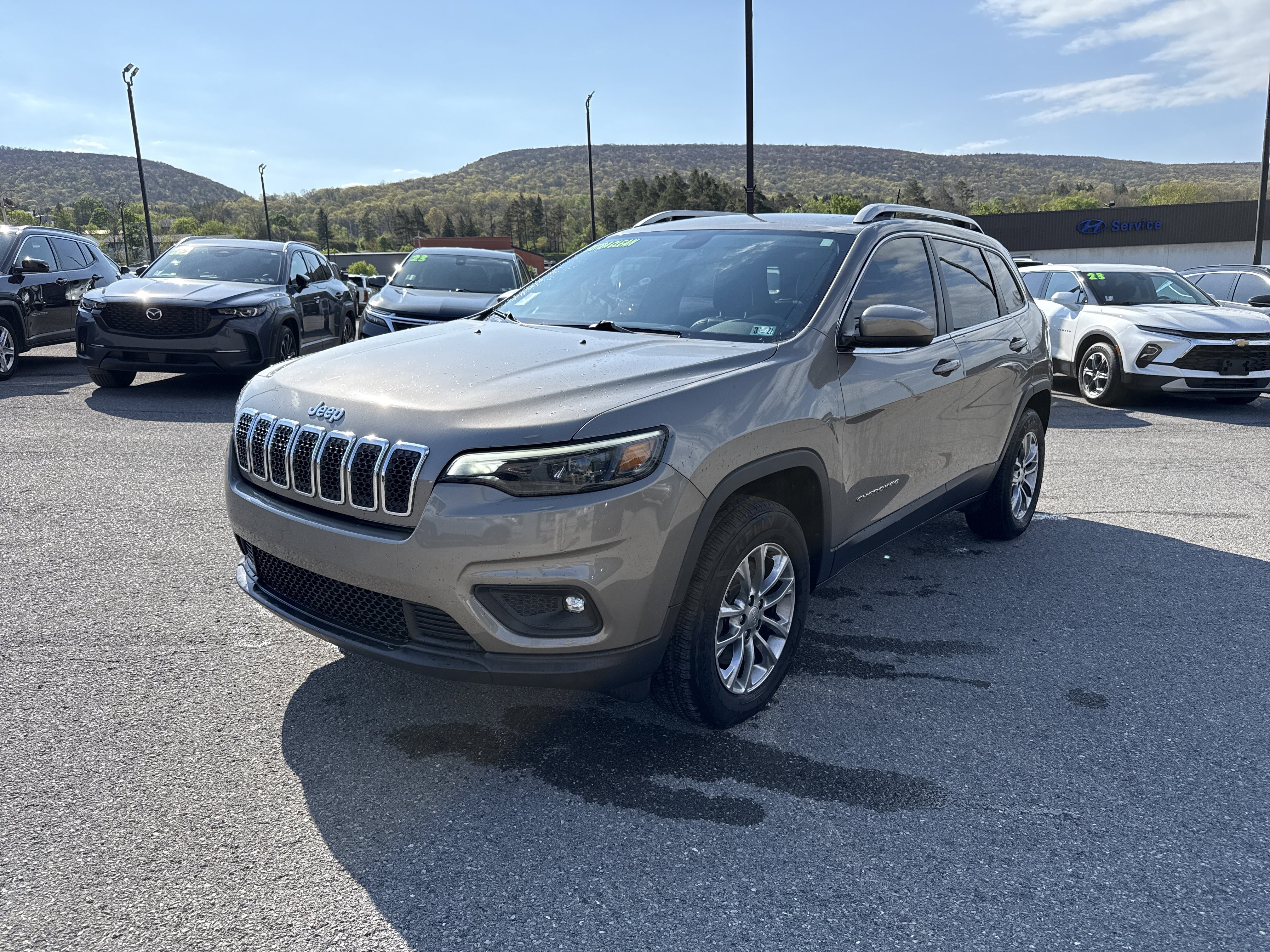 Used 2019 Jeep Cherokee Latitude Plus w/ Cold Weather Group AWD/4WD image 7