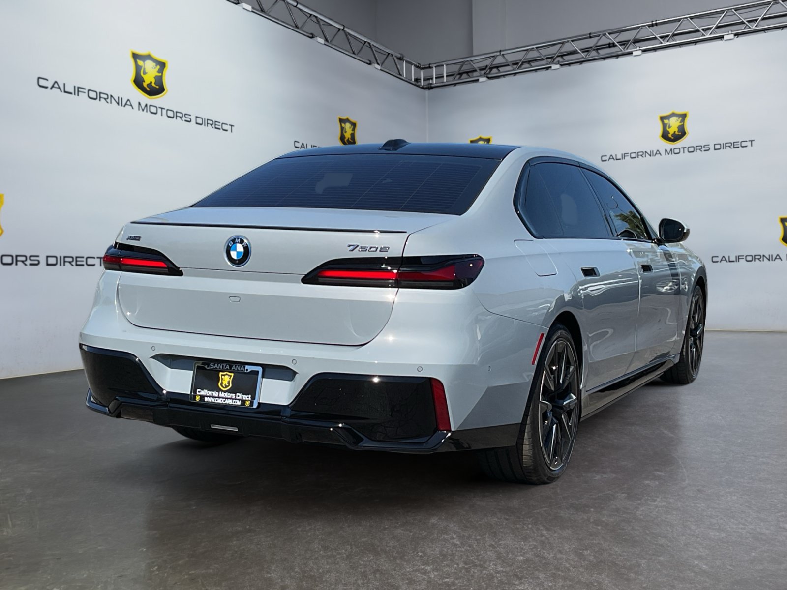 Used 2025 BMW 750e xDrive w/ Premium Package AWD/4WD image 5