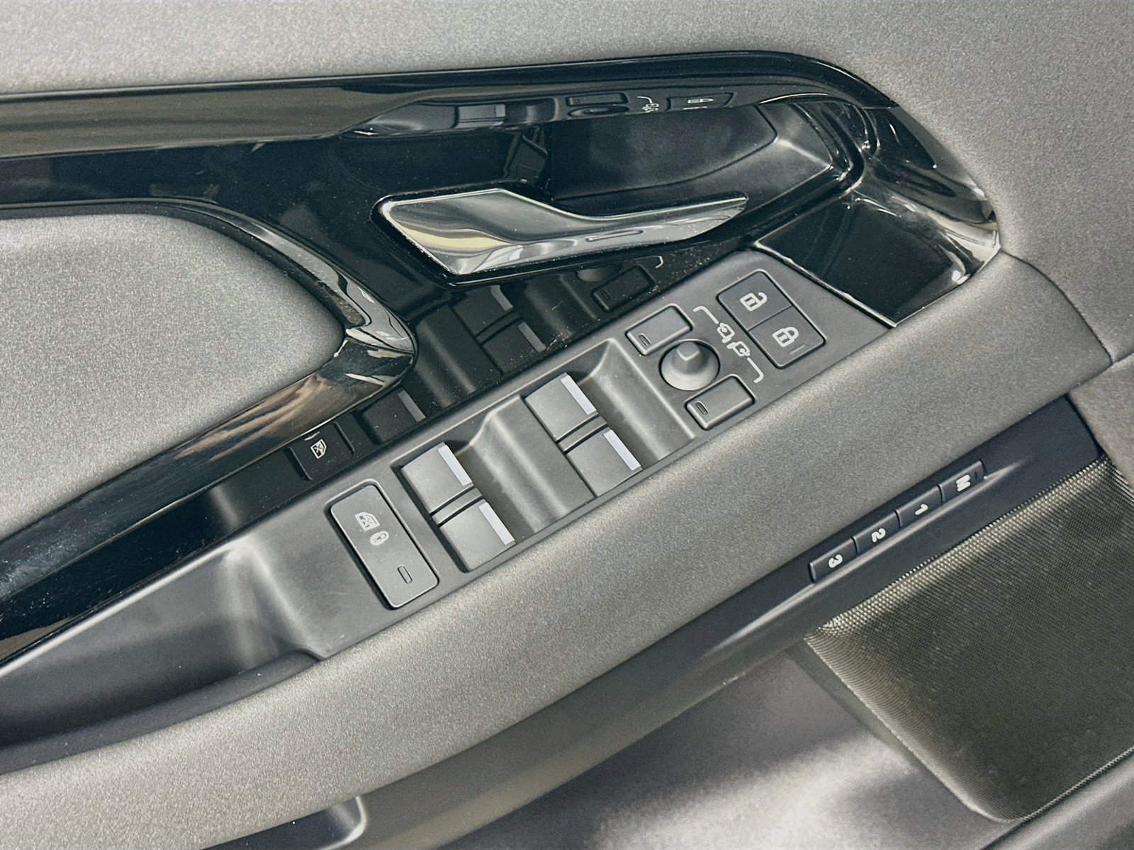 New 2026 Land Rover Range Rover Evoque S AWD/4WD image 17