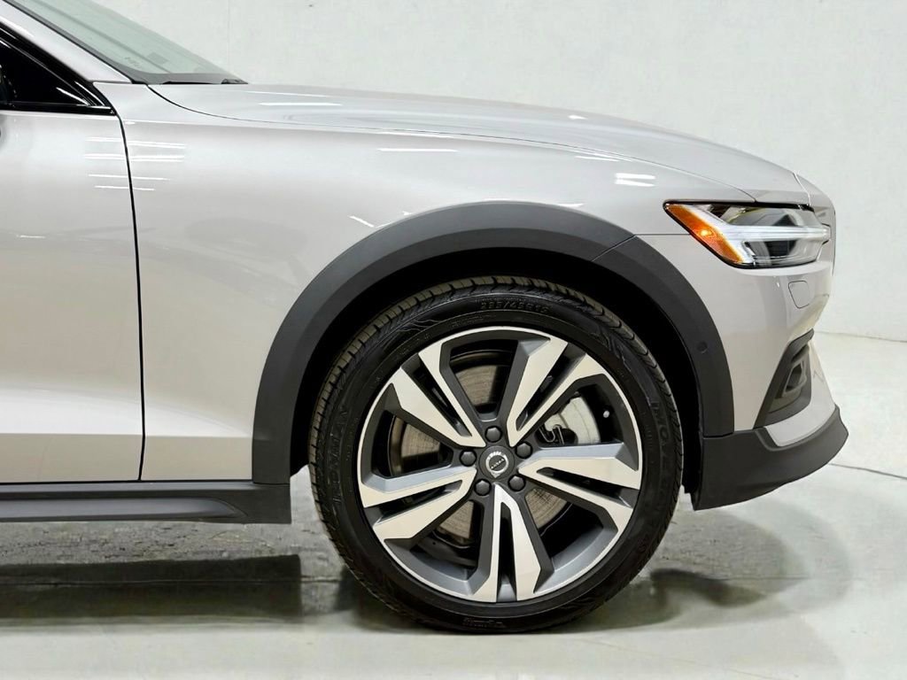 Used 2025 Volvo V60 B5 Cross Country Plus image 7