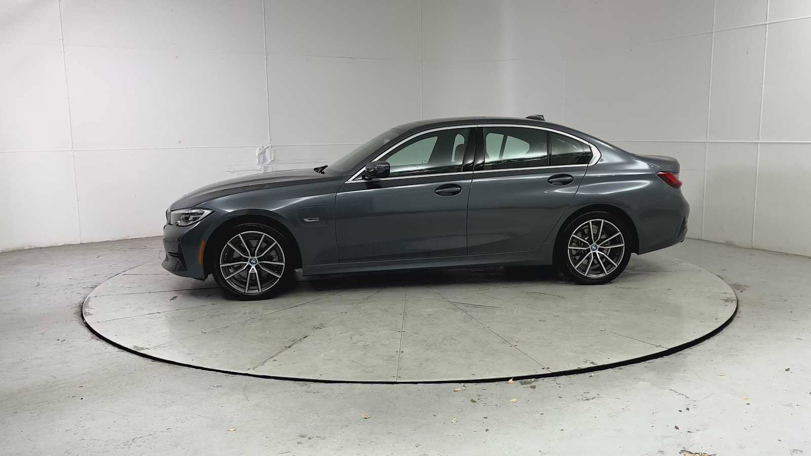 Used 2022 BMW 330e xDrive w/ Premium Package AWD/4WD image 5