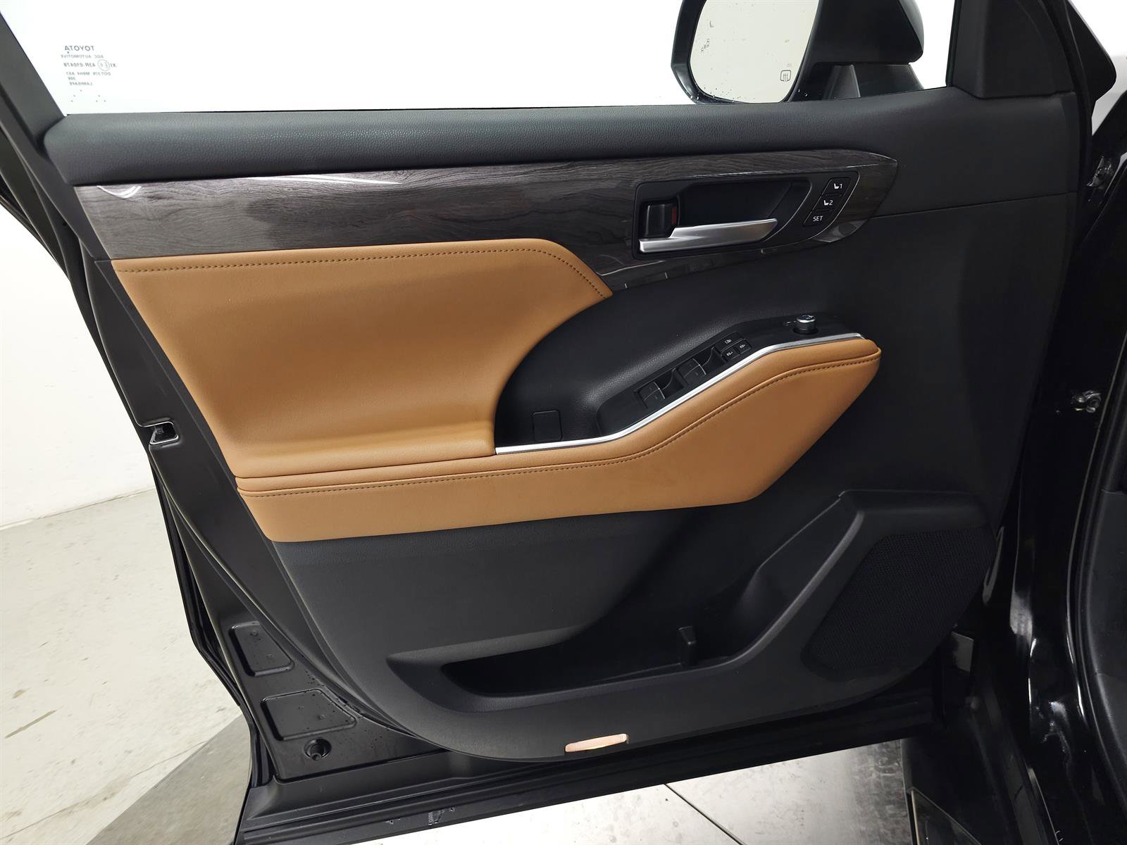 Used 2024 Toyota Highlander Platinum image 14