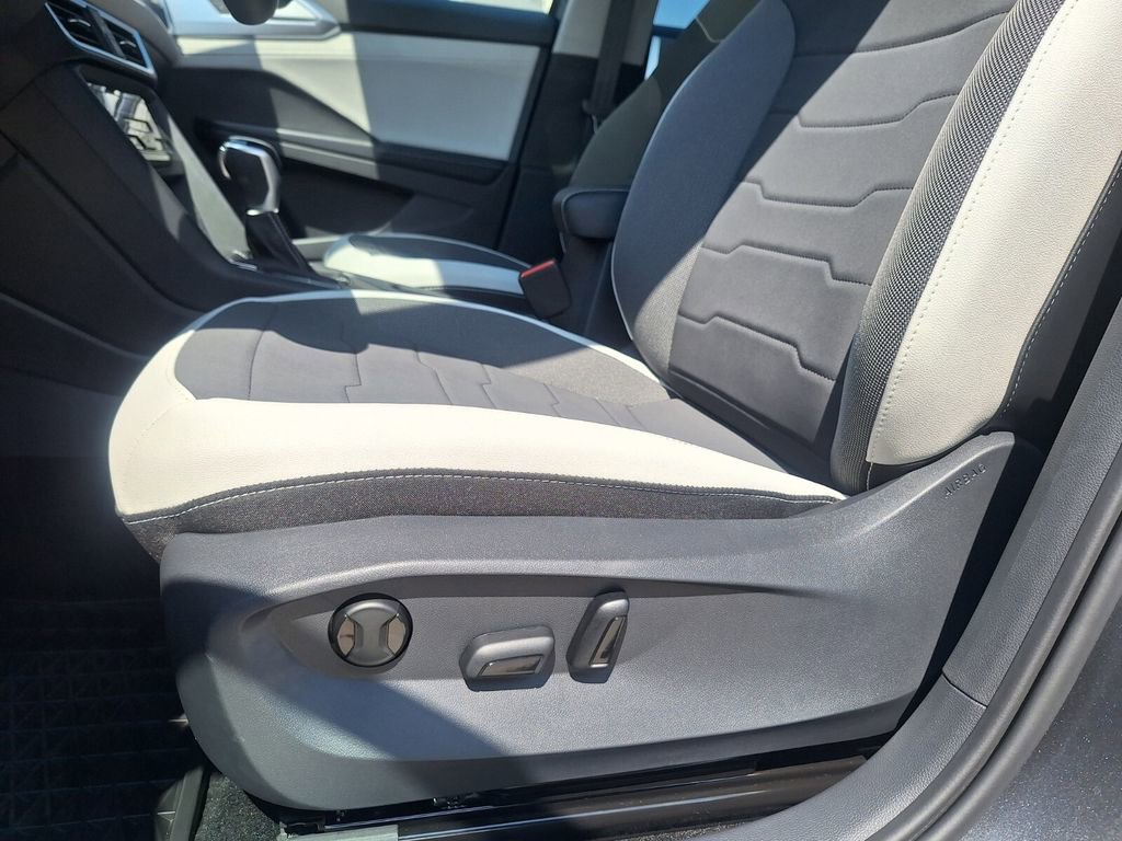 Used 2025 Volkswagen Taos SE FWD image 10