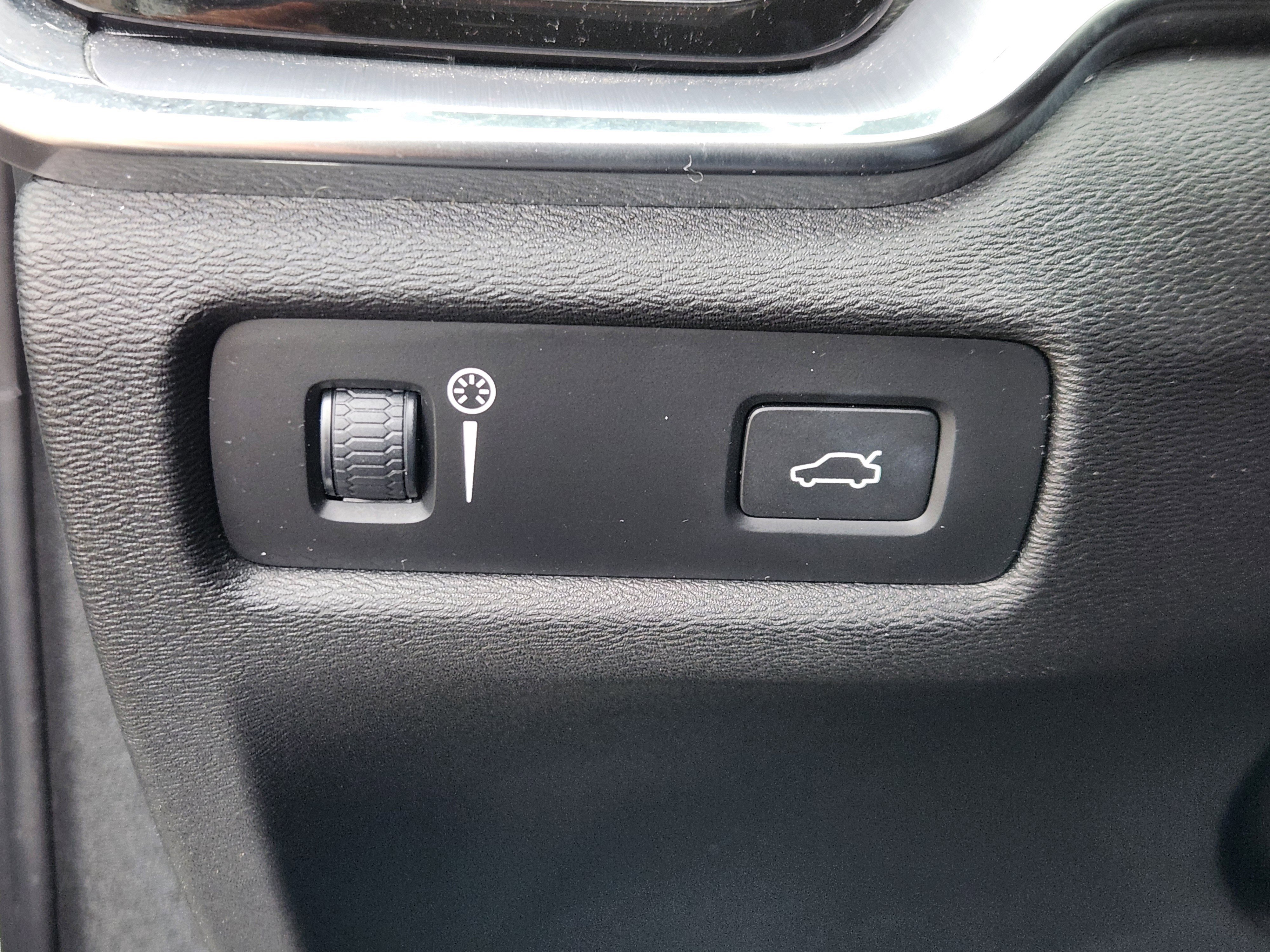 Used 2020 Volvo V60 T5 Cross Country w/ Protection Package Premier image 25