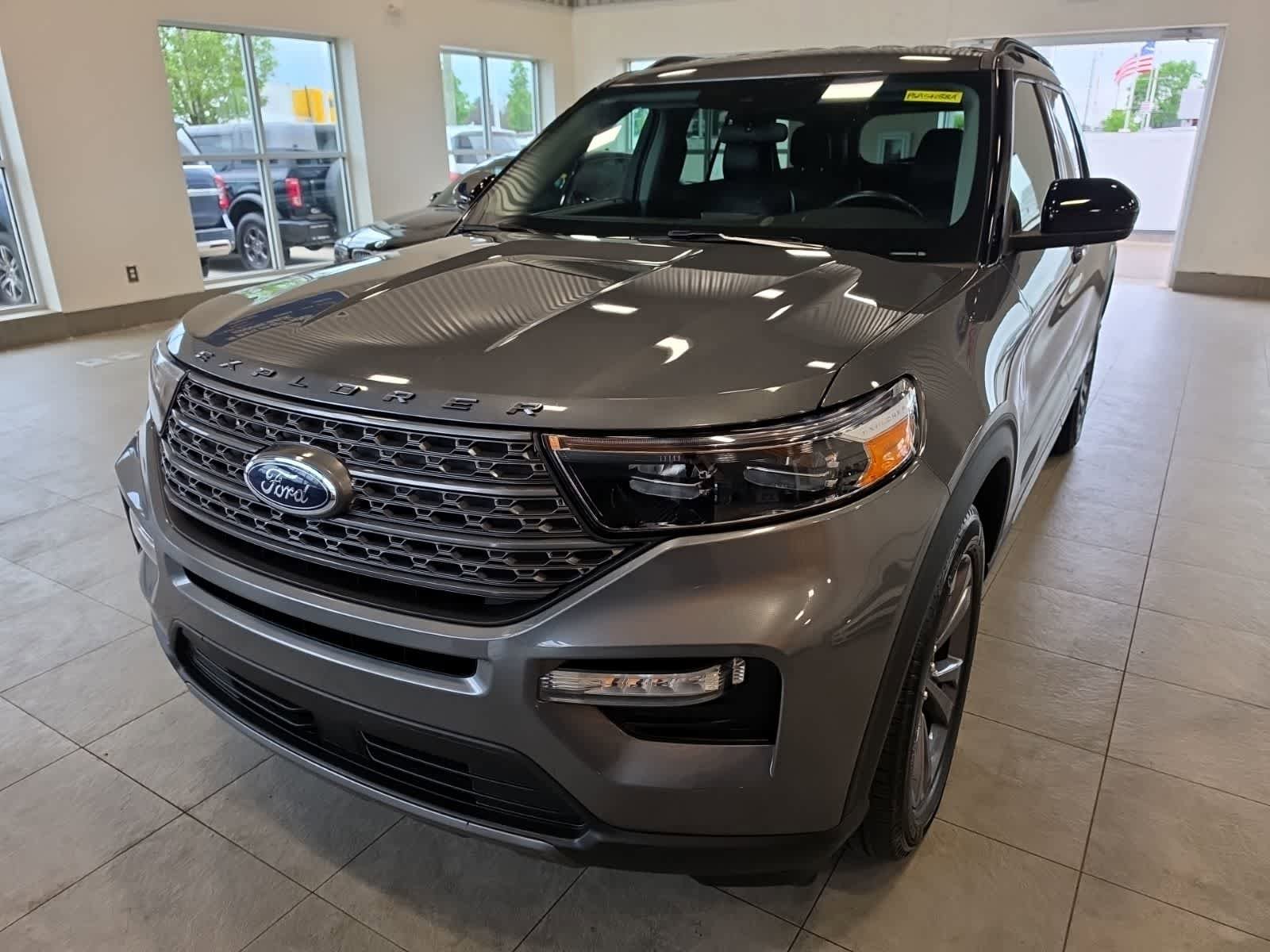 Used 2023 Ford Explorer XLT w/ Equipment Group 202A AWD/4WD image 2