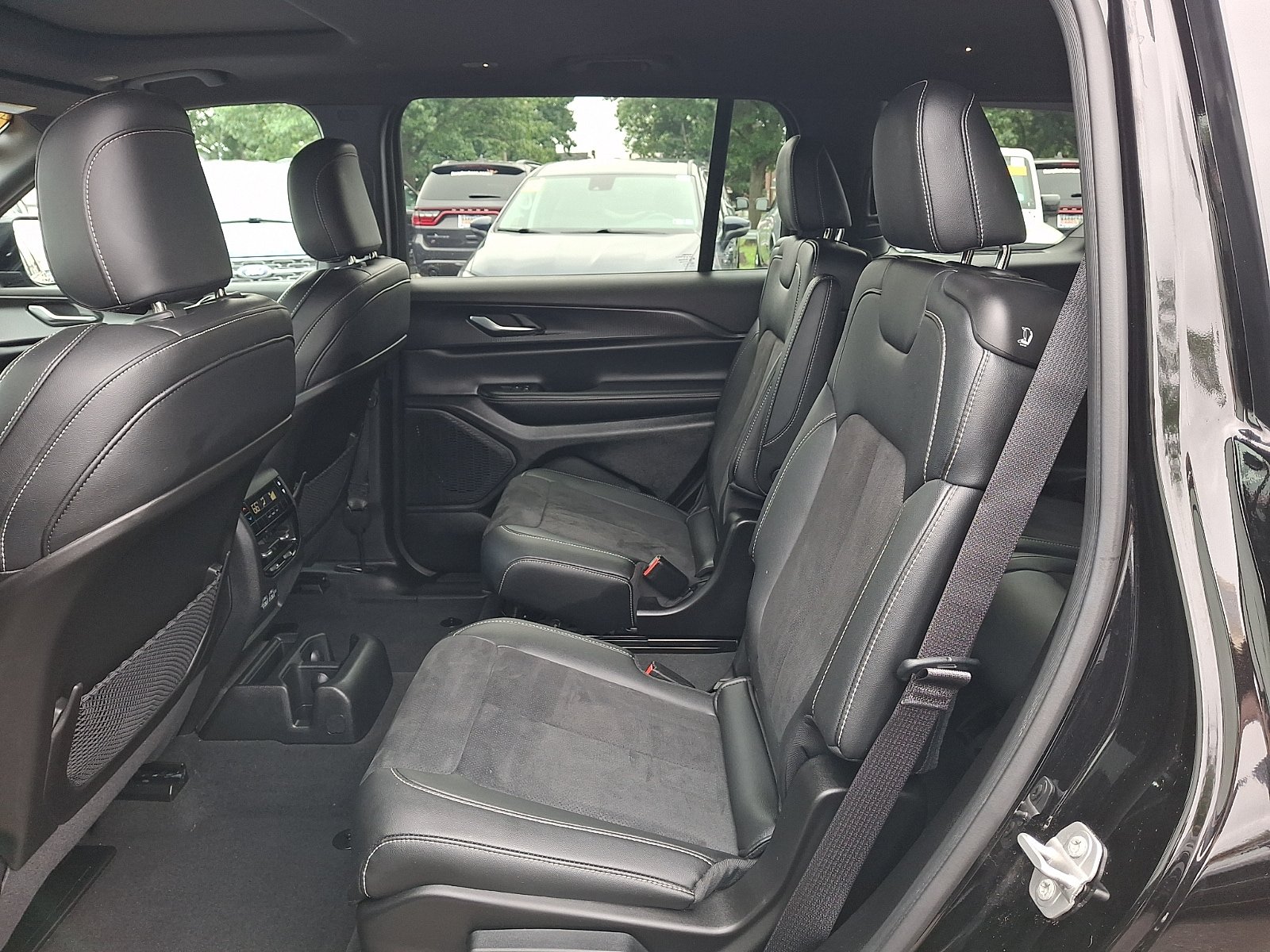 Used 2024 Jeep Grand Cherokee L Altitude AWD/4WD image 11