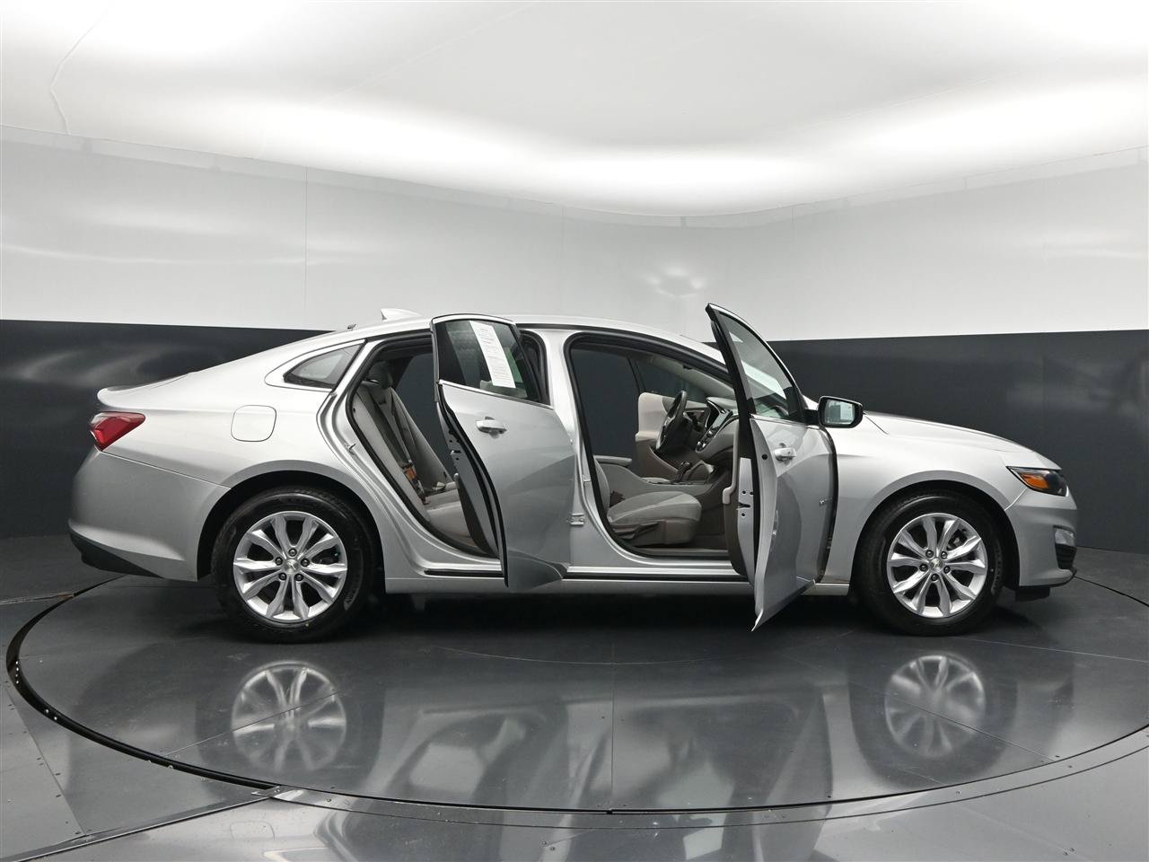 Used 2020 Chevrolet Malibu LT FWD image 31