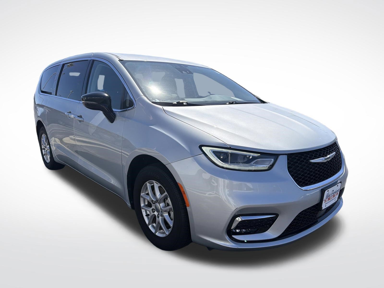 Used 2024 Chrysler Pacifica Touring-L FWD image 4