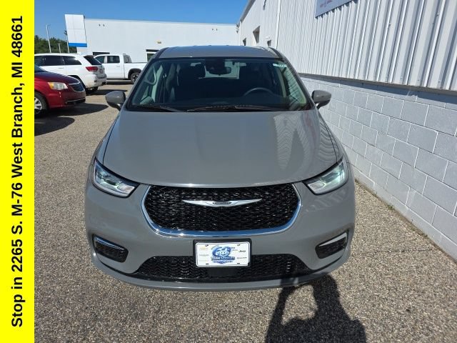 Used 2023 Chrysler Pacifica Touring-L FWD image 4