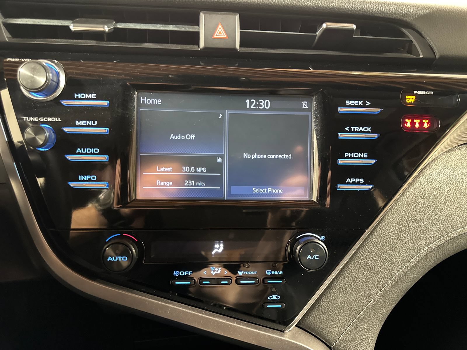 Used 2018 Toyota Camry SE FWD image 32
