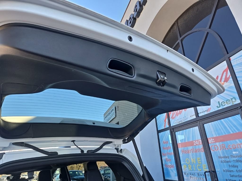 Used 2025 Chrysler Pacifica Select image 88