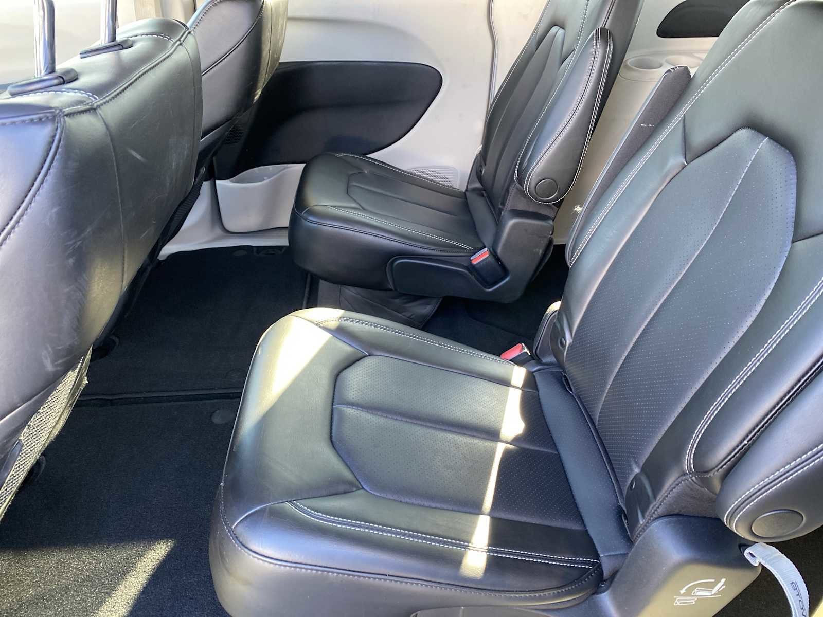 Used 2023 Chrysler Pacifica Touring-L image 29