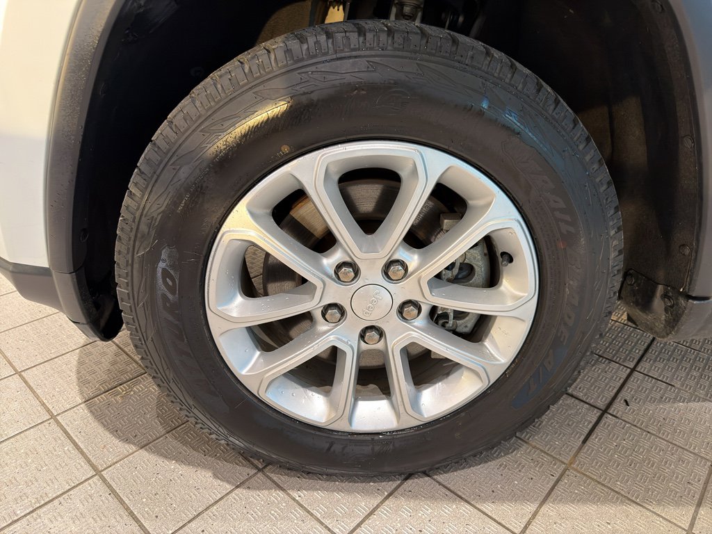 Used 2021 Jeep Grand Cherokee Laredo image 9