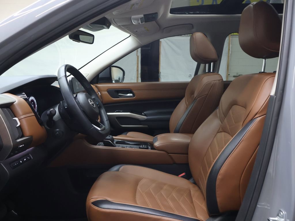 Used 2024 Nissan Pathfinder Platinum AWD/4WD image 17