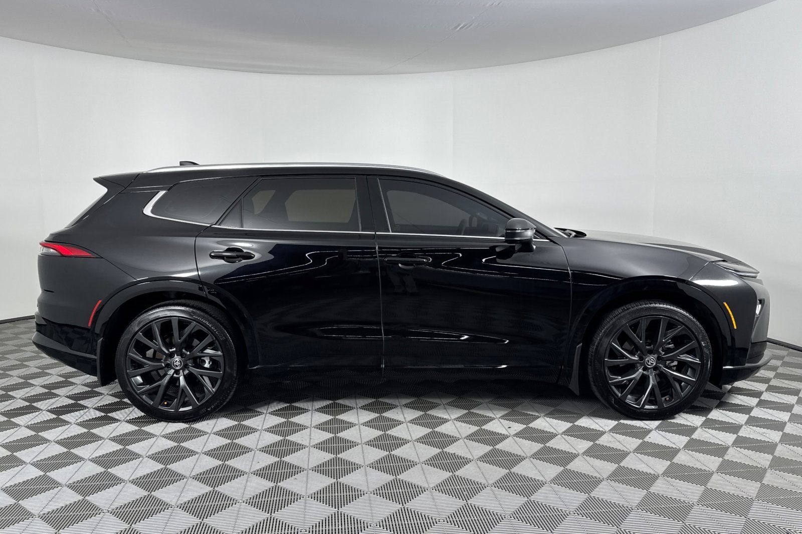 Used 2025 Toyota Crown Signia Limited image 3