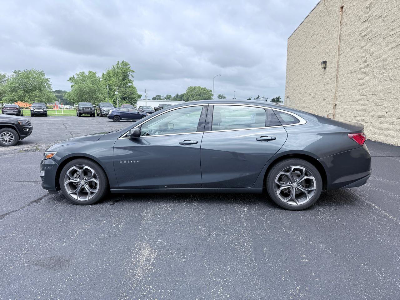 Used 2020 Chevrolet Malibu LT FWD image 2