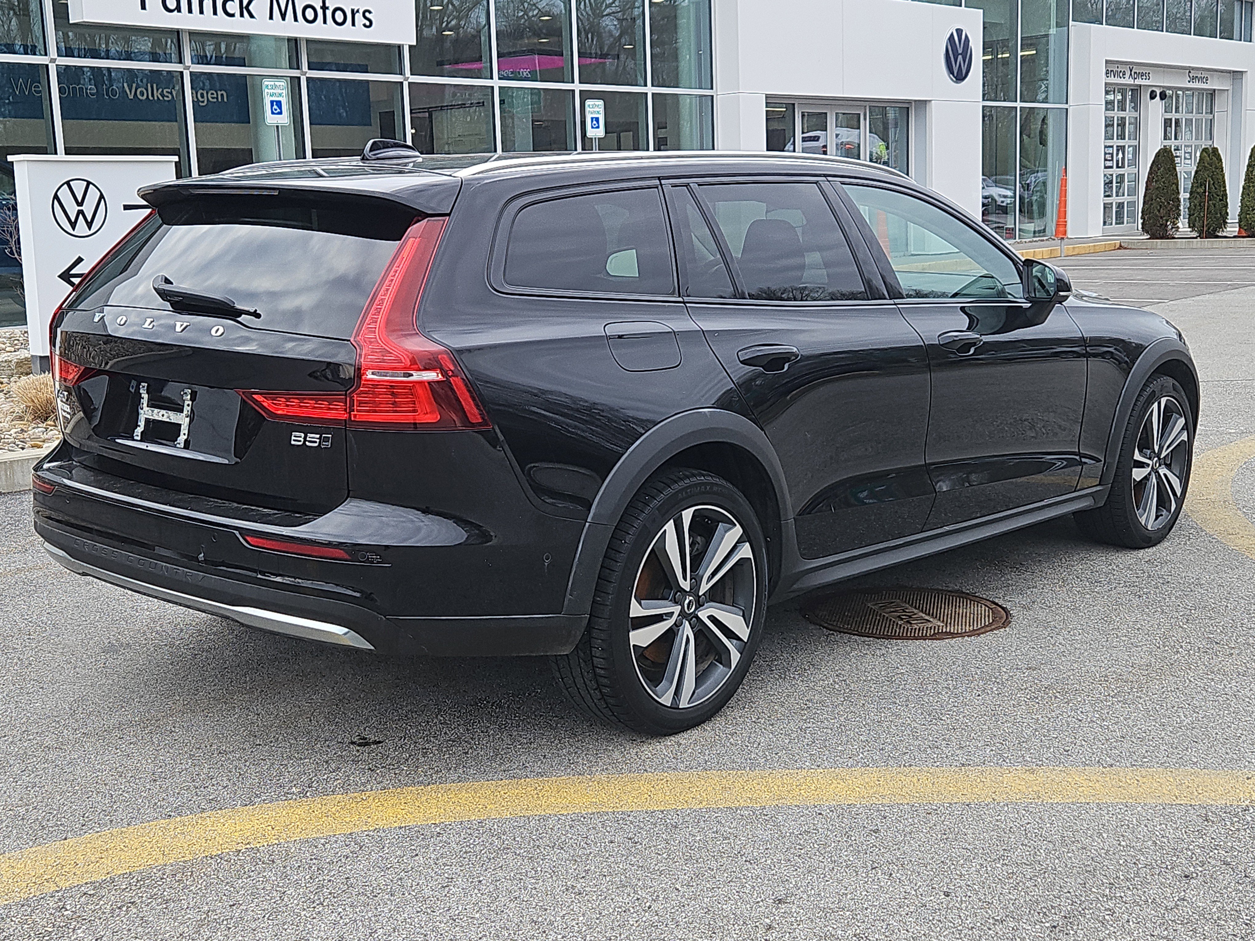 Certified 2023 Volvo V60 B5 Cross Country Plus image 2