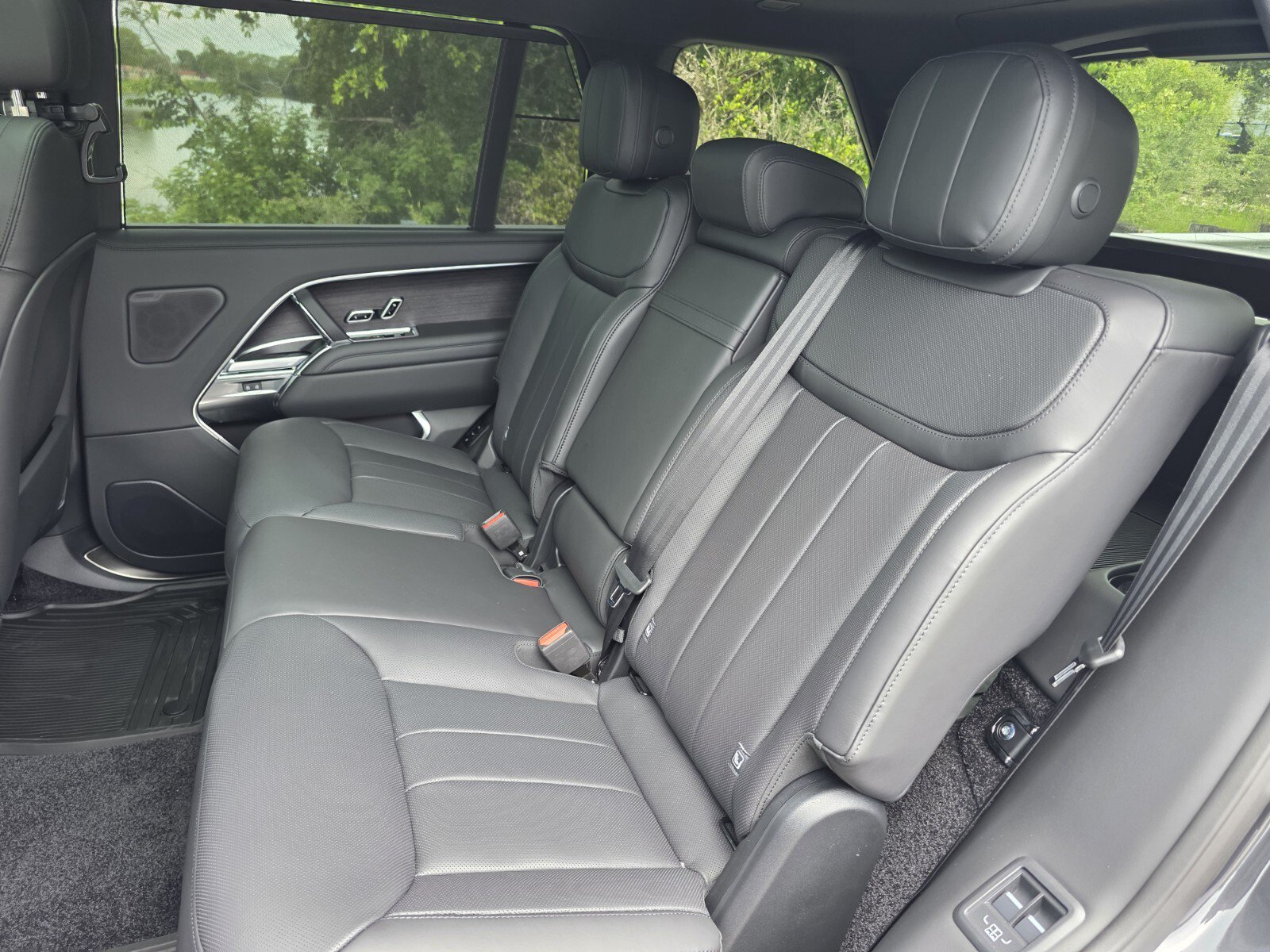 New 2026 Land Rover Range Rover Long Wheelbase SE AWD/4WD image 14