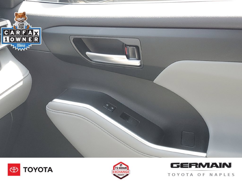 Used 2025 Toyota Highlander XLE FWD image 29
