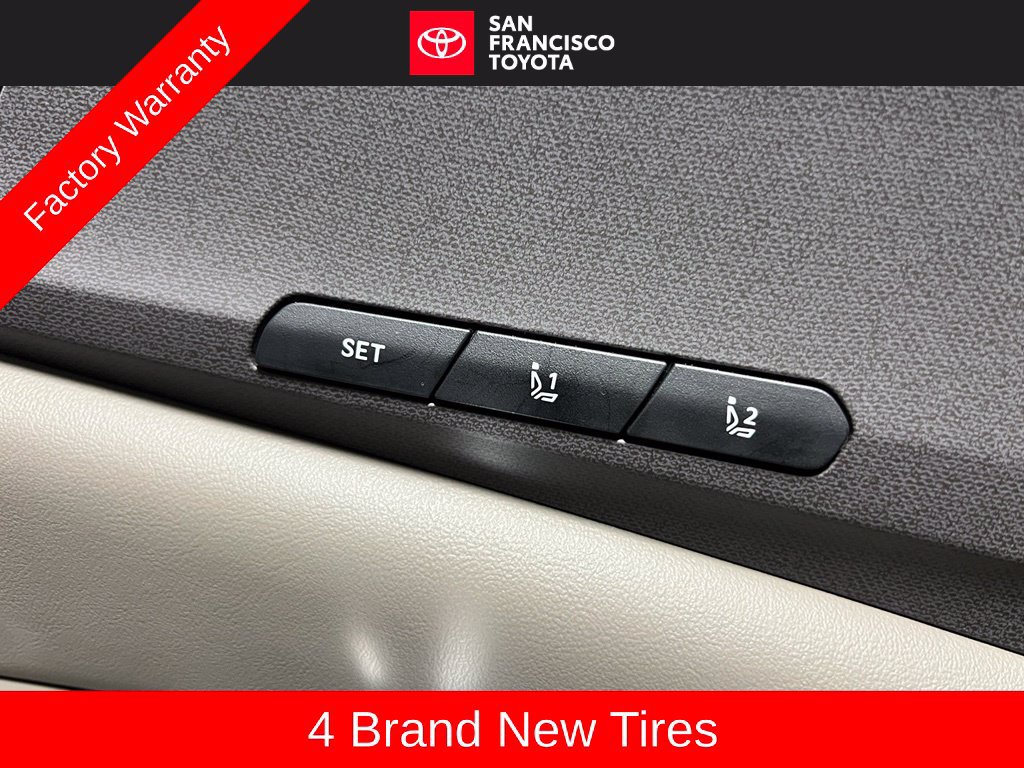 Used 2025 Kia Carnival EX FWD image 38