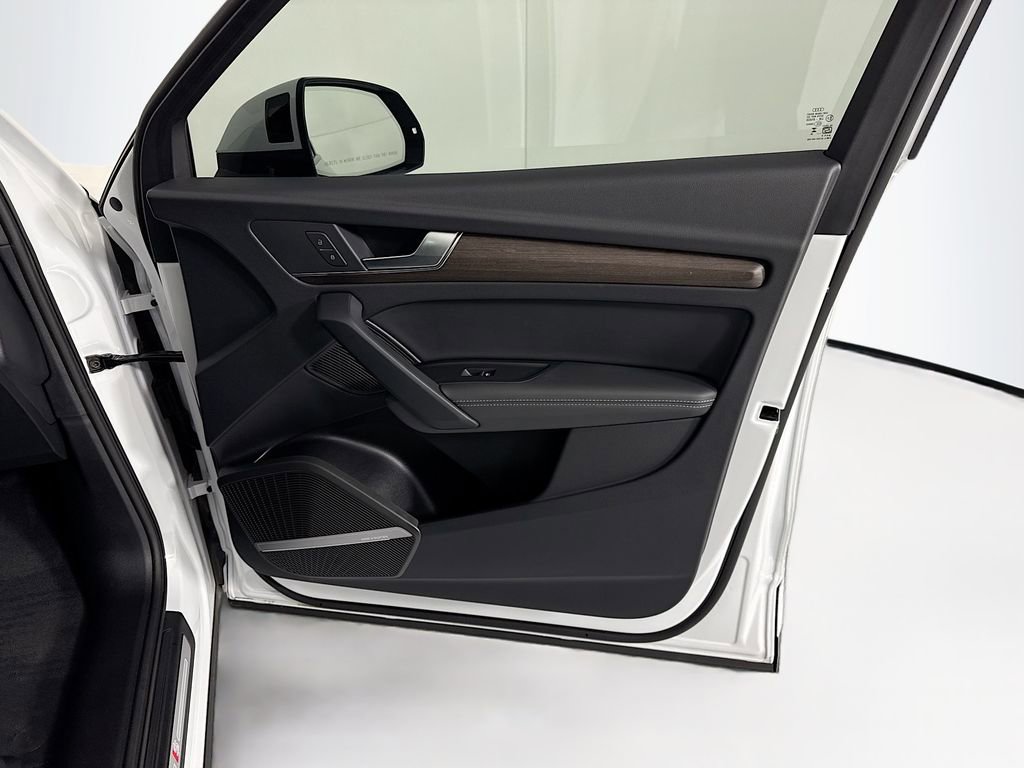 Certified 2025 Audi Q5 e Premium Plus w/ Premium Plus Package AWD/4WD image 25