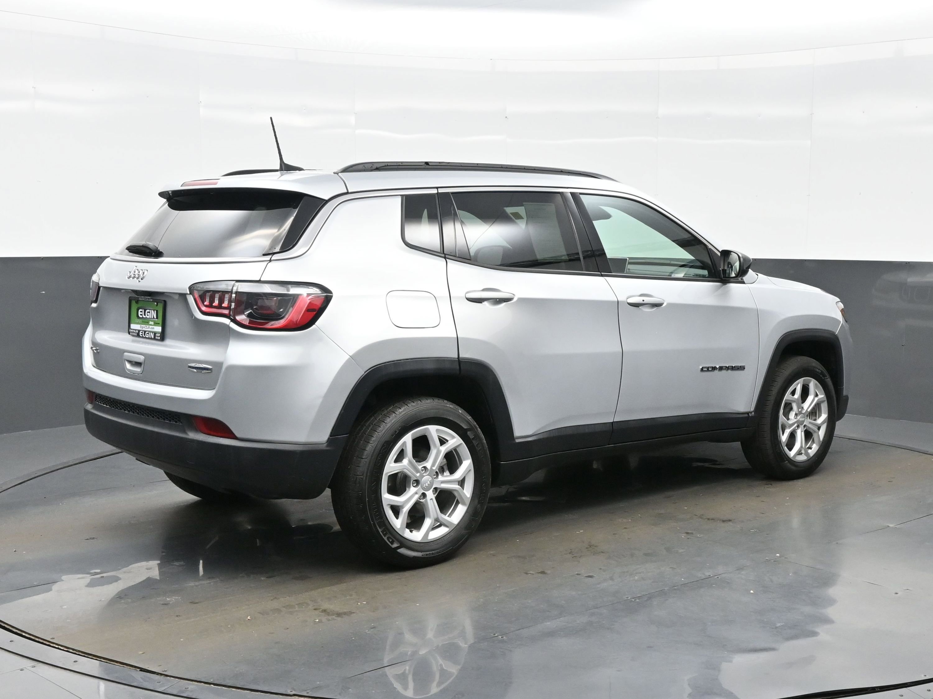 Used 2024 Jeep Compass Latitude AWD/4WD image 6