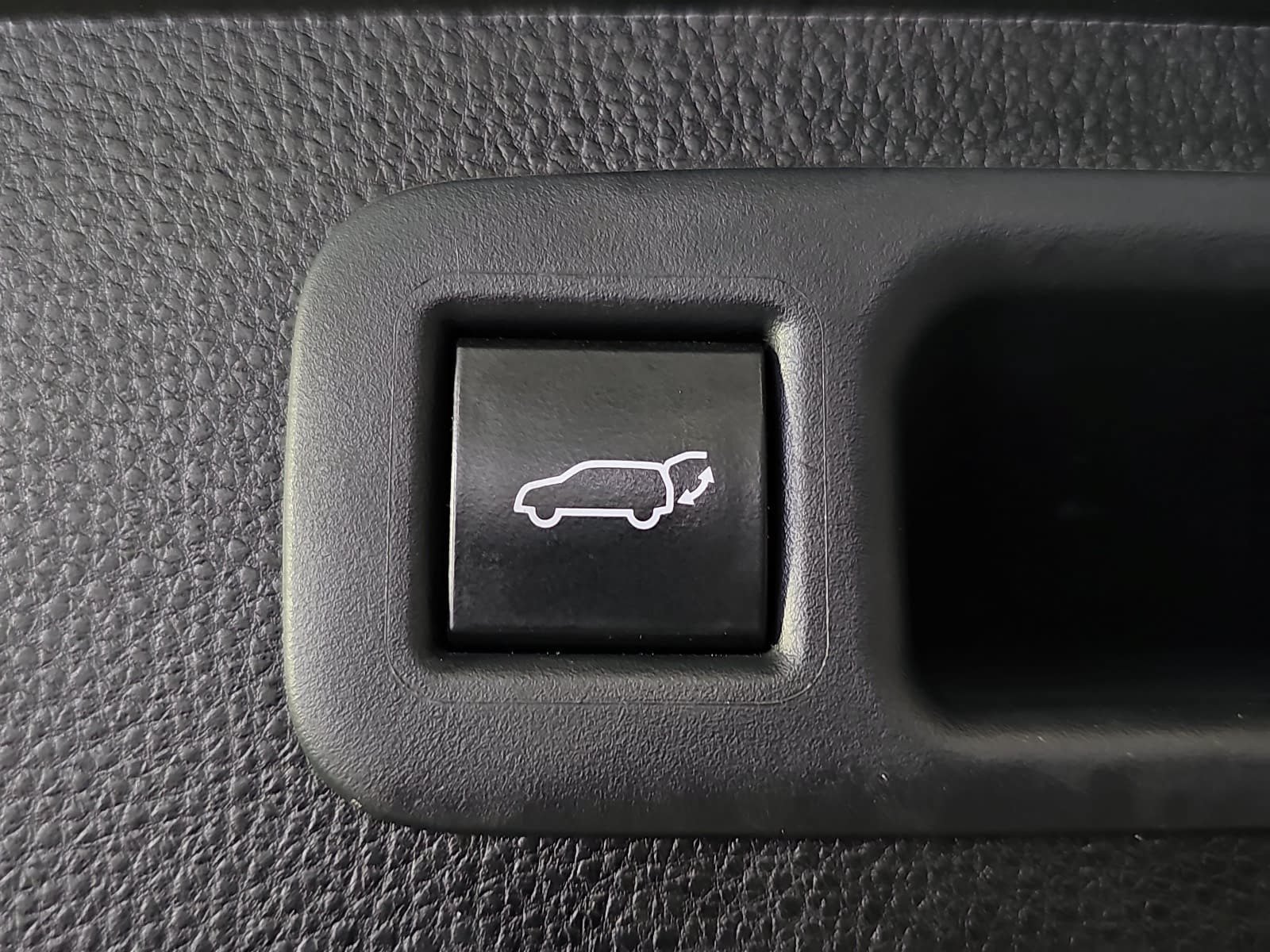 Used 2022 Toyota Highlander LE AWD/4WD image 13