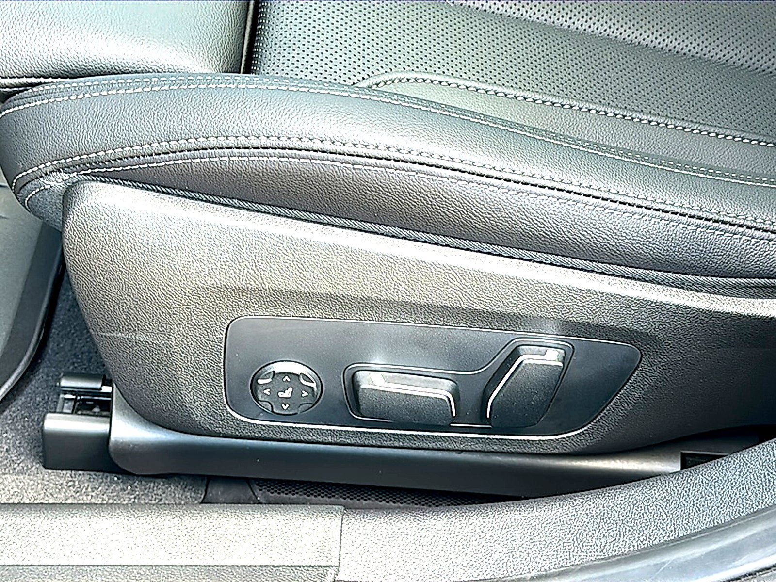 New 2026 BMW 330i Sedan w/ M Sport Package RWD image 12