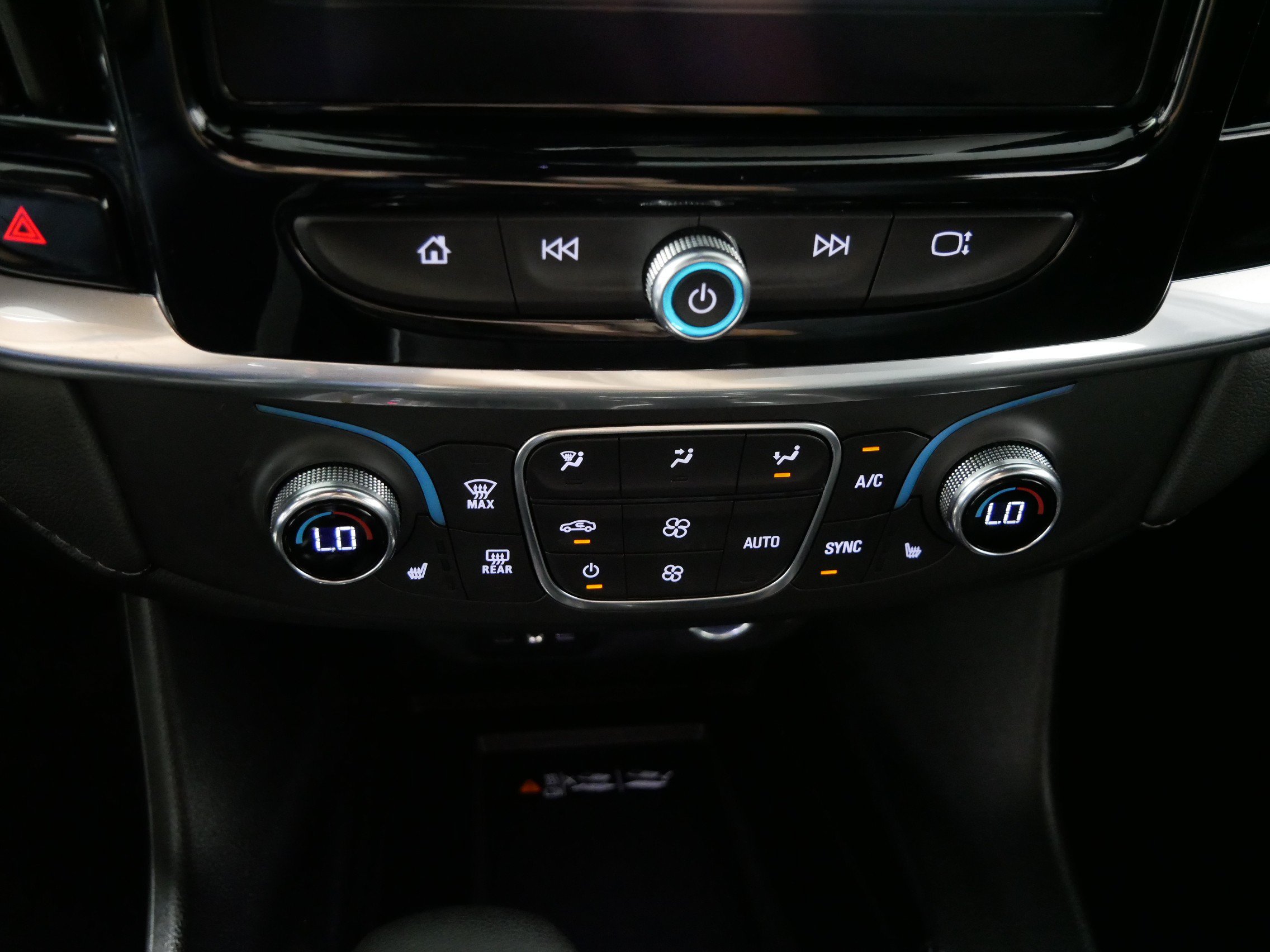 Used 2023 Chevrolet Traverse LT FWD image 23
