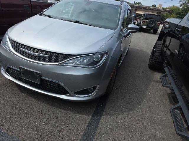 Used 2017 Chrysler Pacifica Touring-L w/ Tire & Wheel Group FWD image 3