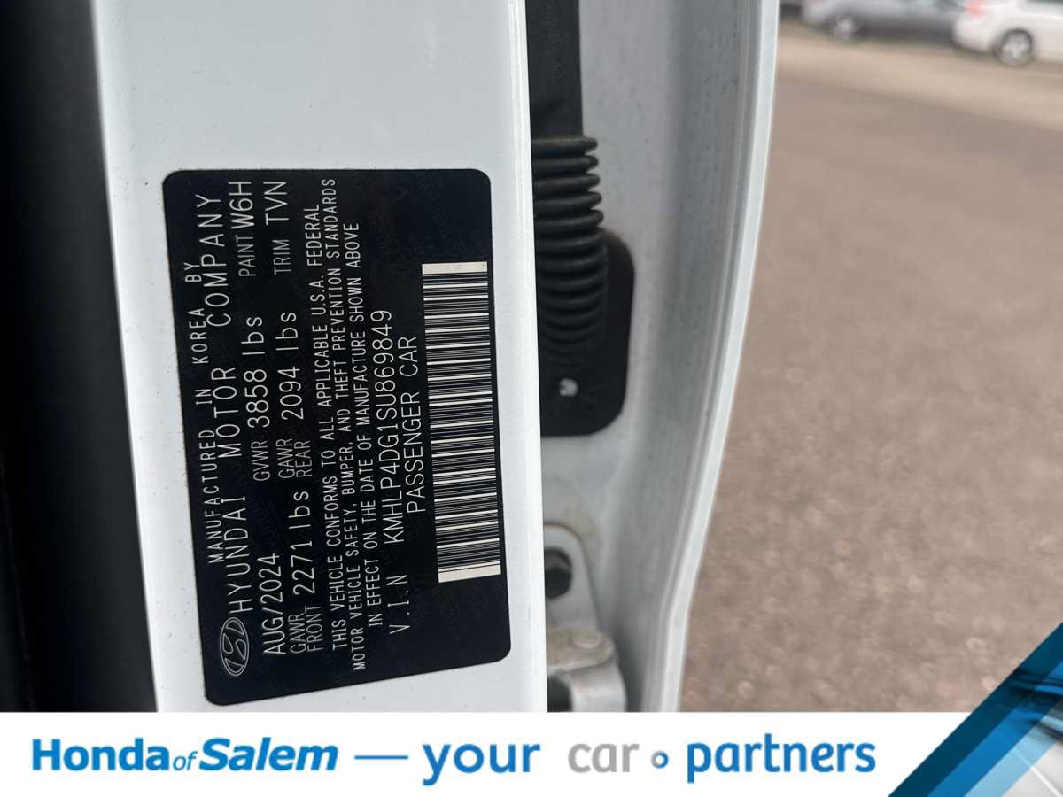 Used 2025 Hyundai Elantra Limited FWD image 21