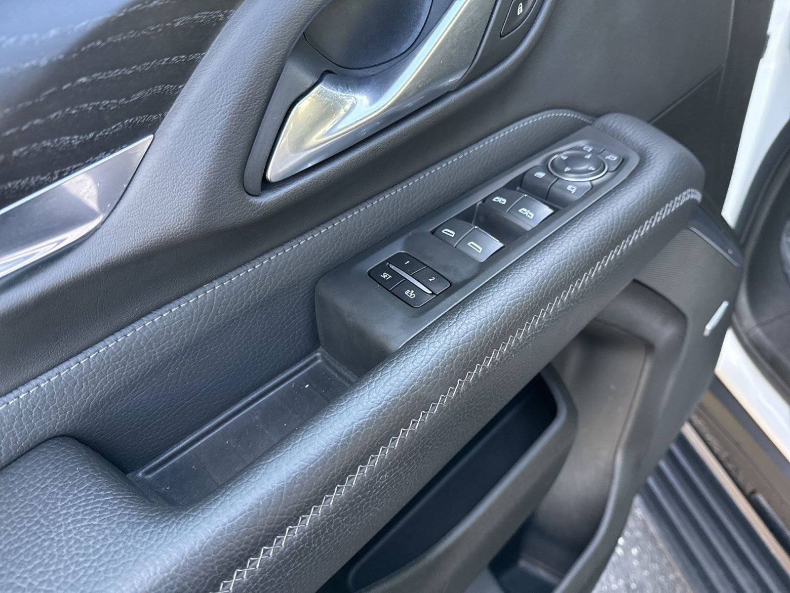 Used 2022 GMC Yukon Denali w/ Denali Premium Package image 14