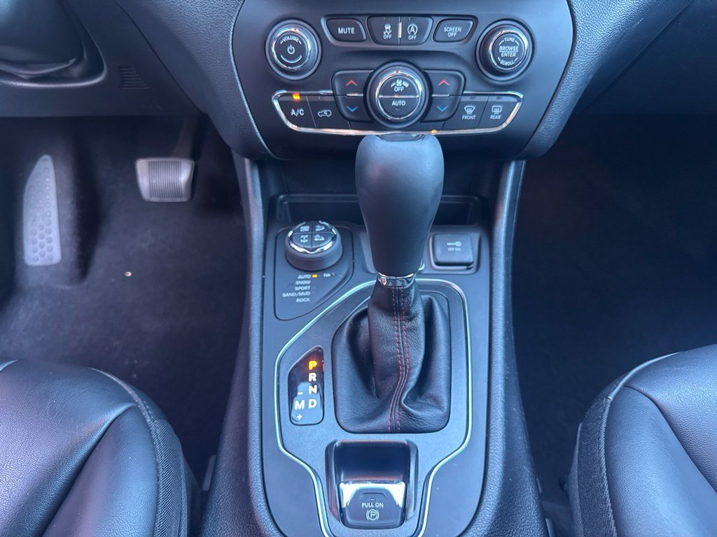 Used 2020 Jeep Cherokee Trailhawk w/ Cold Weather Group AWD/4WD image 44