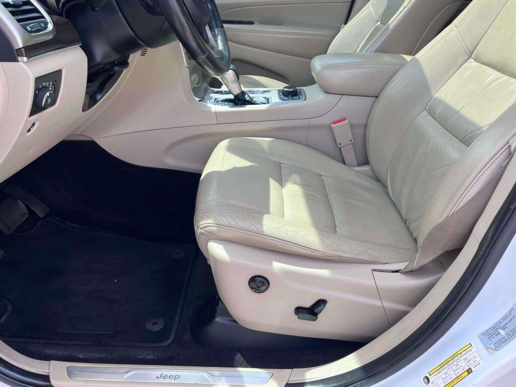 Used 2016 Jeep Grand Cherokee Limited AWD/4WD image 16