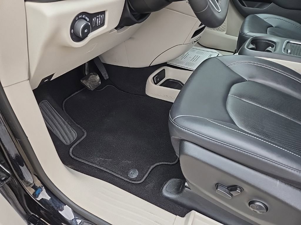 Used 2024 Chrysler Pacifica Touring-L image 35