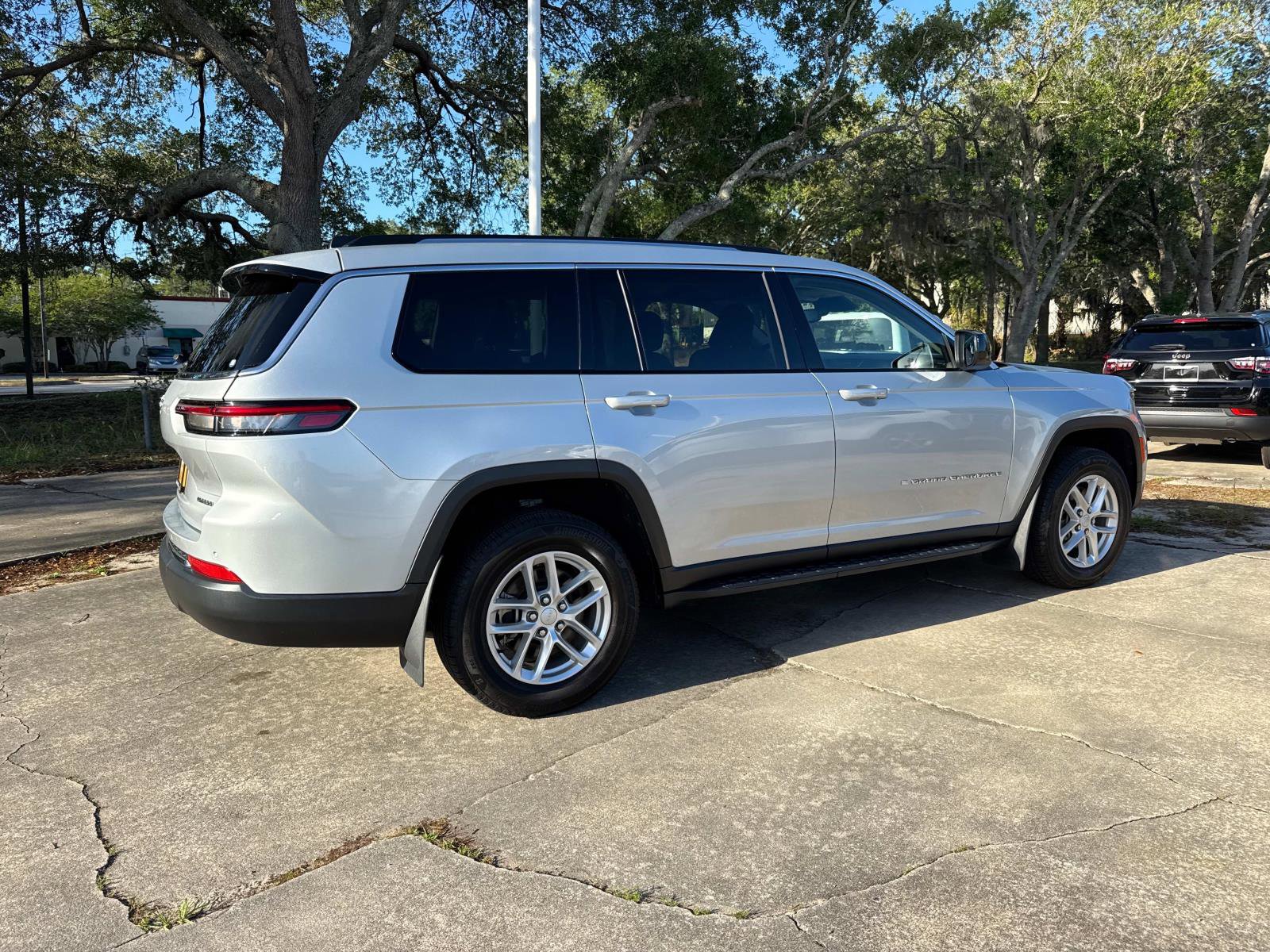 Certified 2022 Jeep Grand Cherokee L Laredo w/ Luxury Tech Group I image 3