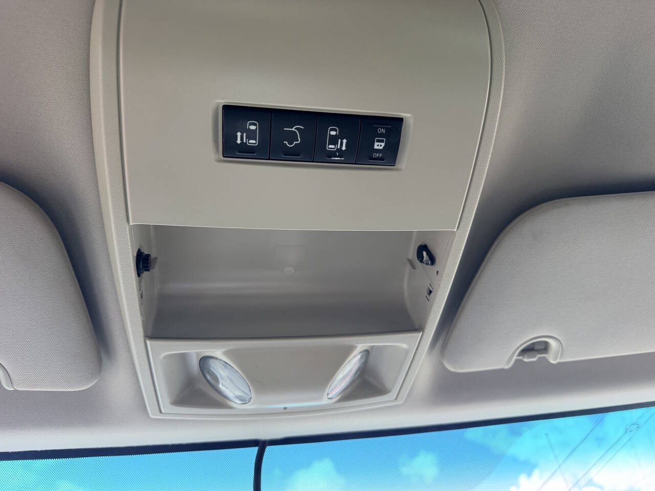 Used 2015 Dodge Grand Caravan SXT w/ UConnect Hands-Free Group FWD image 28