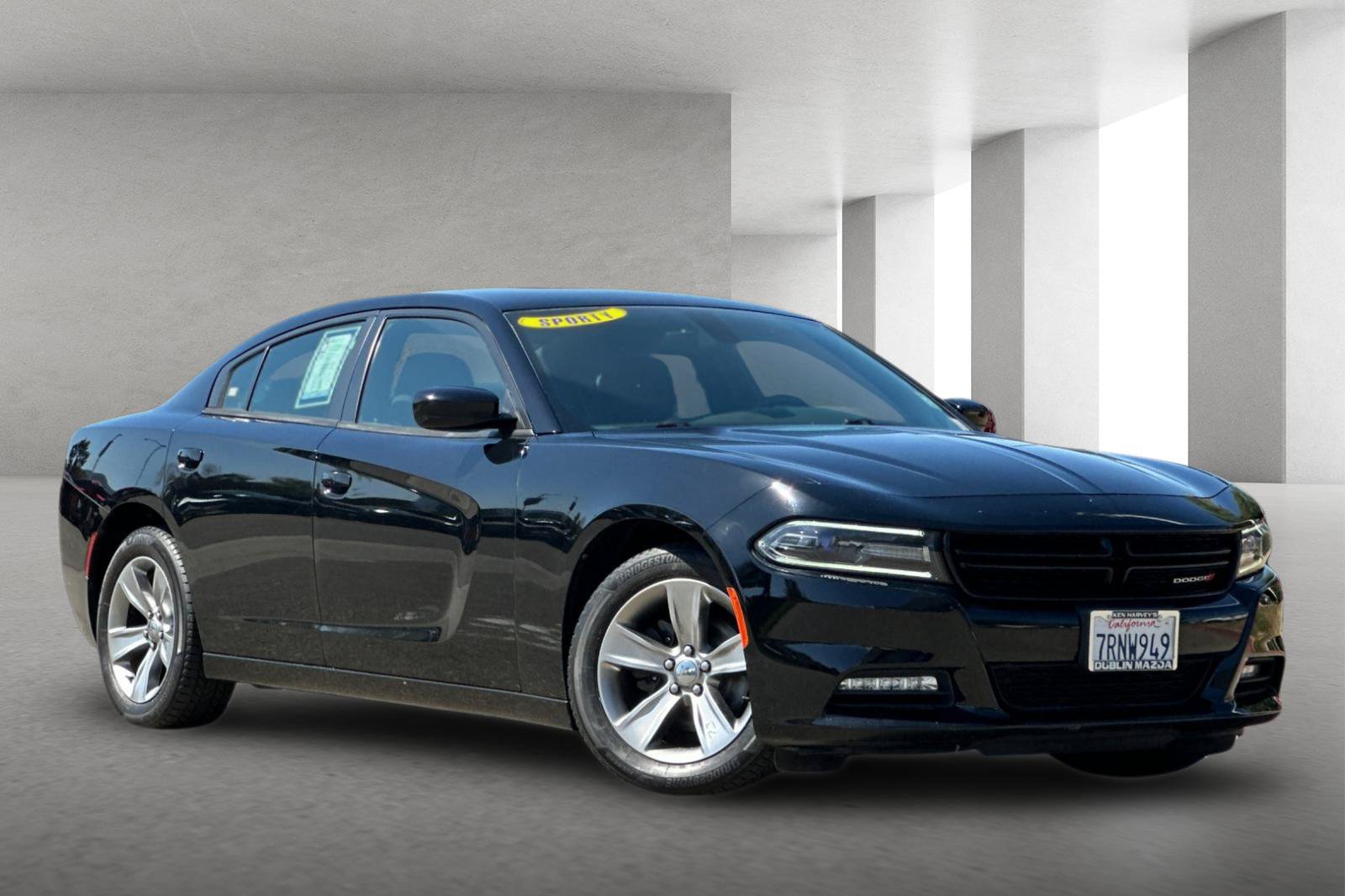 Used 2016 Dodge Charger SXT RWD image 2
