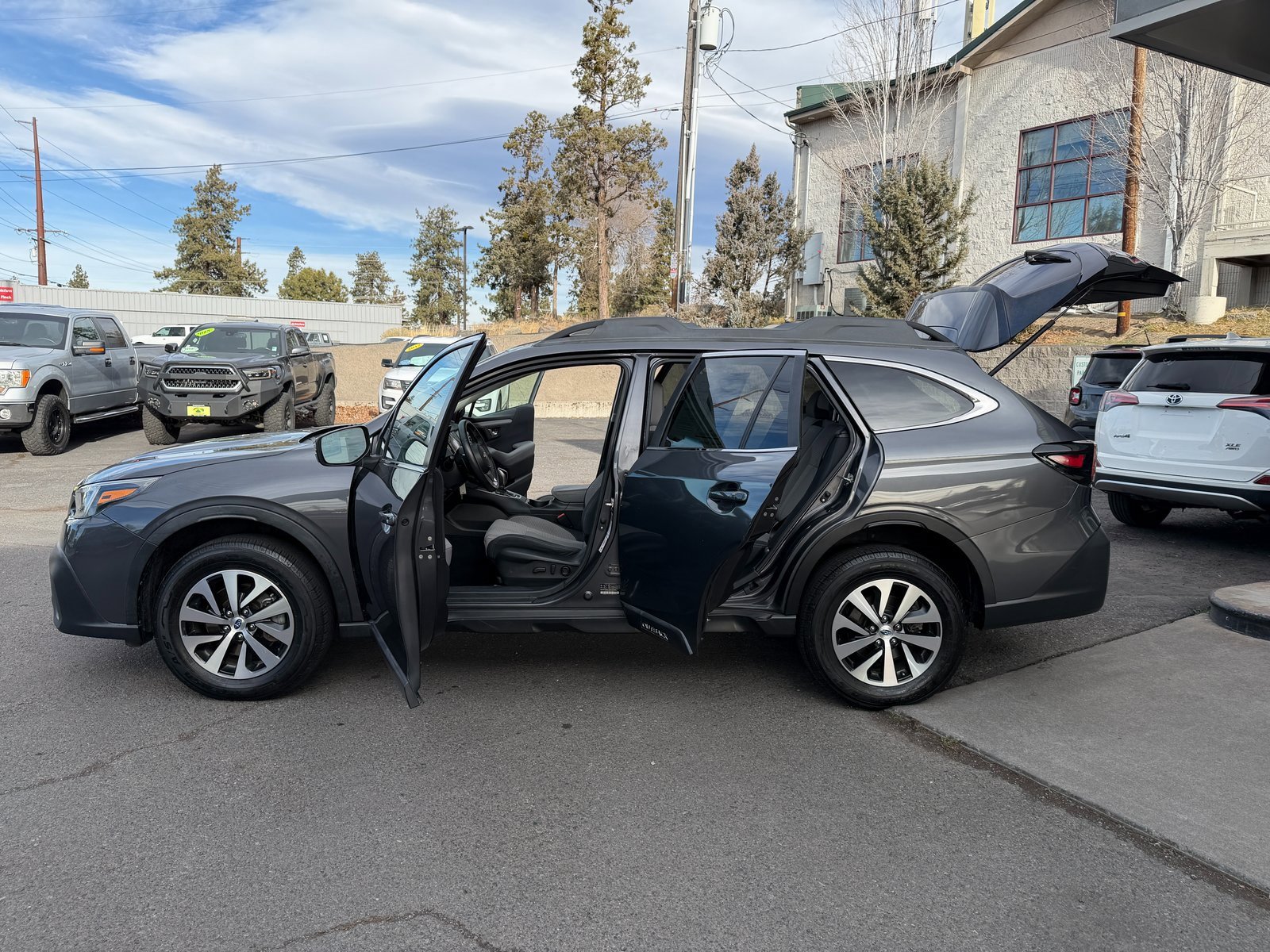 Used 2020 Subaru Outback Premium image 8