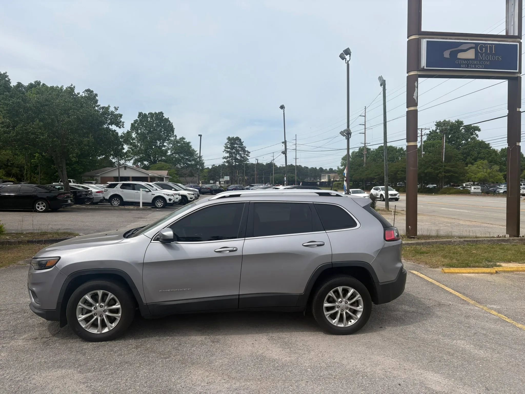 Used 2019 Jeep Cherokee Latitude w/ Popular Appearance Group image 3