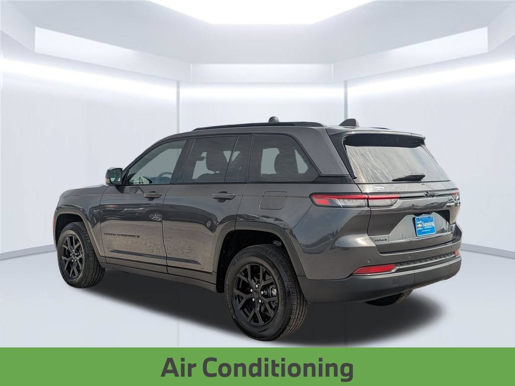 Used 2025 Jeep Grand Cherokee Altitude AWD/4WD image 4