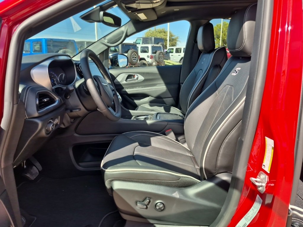 New 2025 Chrysler Pacifica Limited w/ Trailer Tow Group image 26