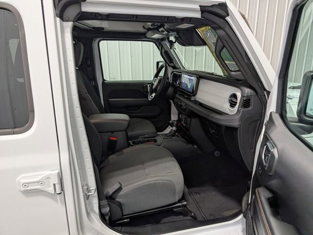 Used 2025 Jeep Wrangler Unlimited Sahara AWD/4WD image 26