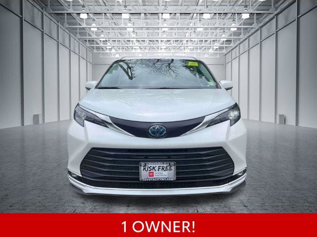 Certified 2025 Toyota Sienna XLE FWD image 2